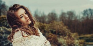 Ile trzymać włosy w ręczniku?