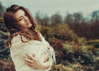 Ile trzymać włosy w ręczniku?