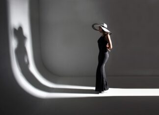 Co gryzie 3 razy obok siebie?