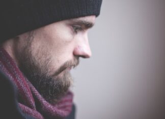 Czy można kierować w czapce?