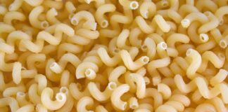 Czy podawać kotu pastę odkłaczającą?